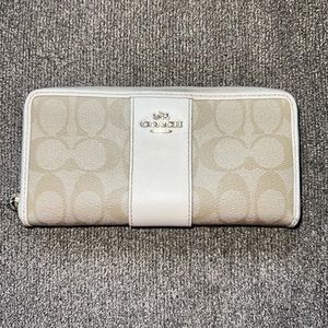 COACH ZIP AROUND WALLET IN SIGNATURE CANVAS!